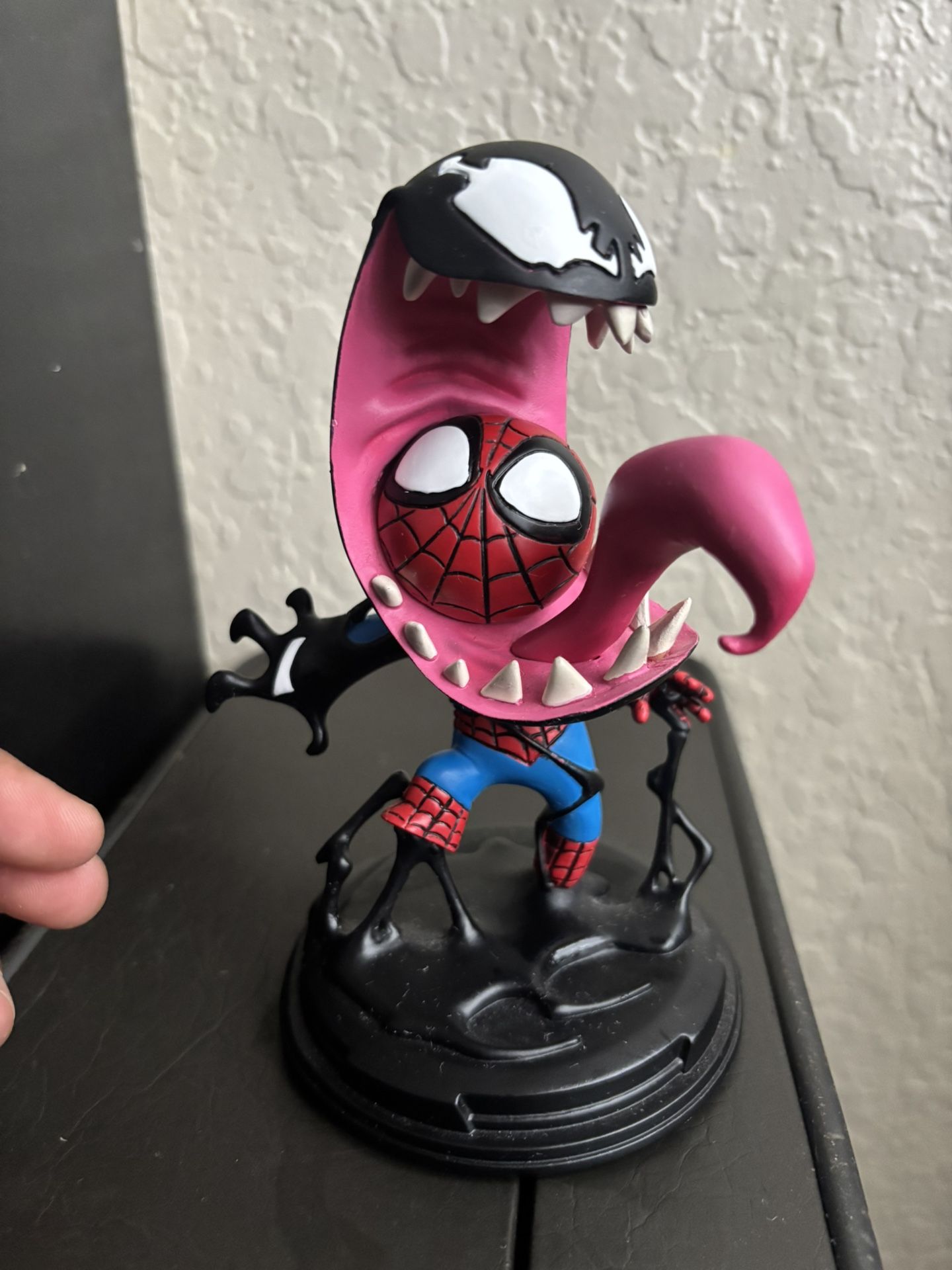 Gentle Giant Spider-Man Vs Venom Statue