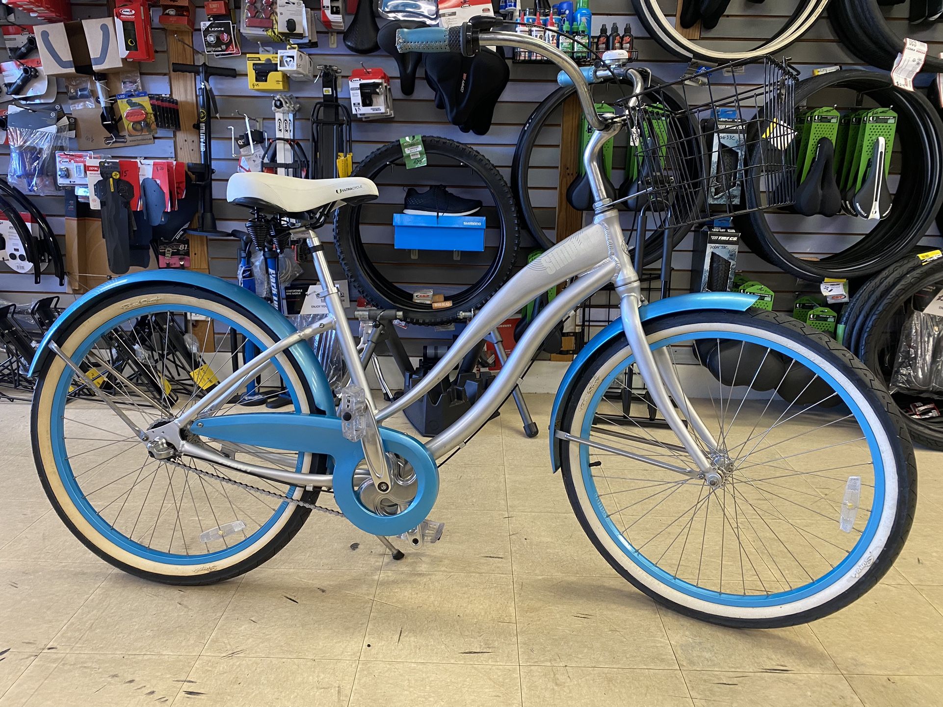 Beach Cruiser Simple By GIANT Bikes, Aluminum Frame Size 17”, Sealed Bottom Bracket, 3 Speeds Shimano Nexus, Tire Size 26X2.125, New Seat, Ready to Go