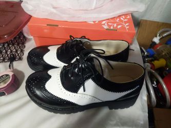 Women's 9.5 Wingtip Oxford Brogues