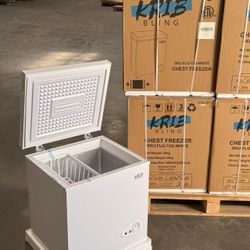 3.5 Cu.Ft Chest Freezer 7 Gears, Deep Compact Freezer with a Removable Basket