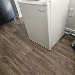 Refrigerator (3.6 cubic, Black&Decker) with freezer, single door, cream color