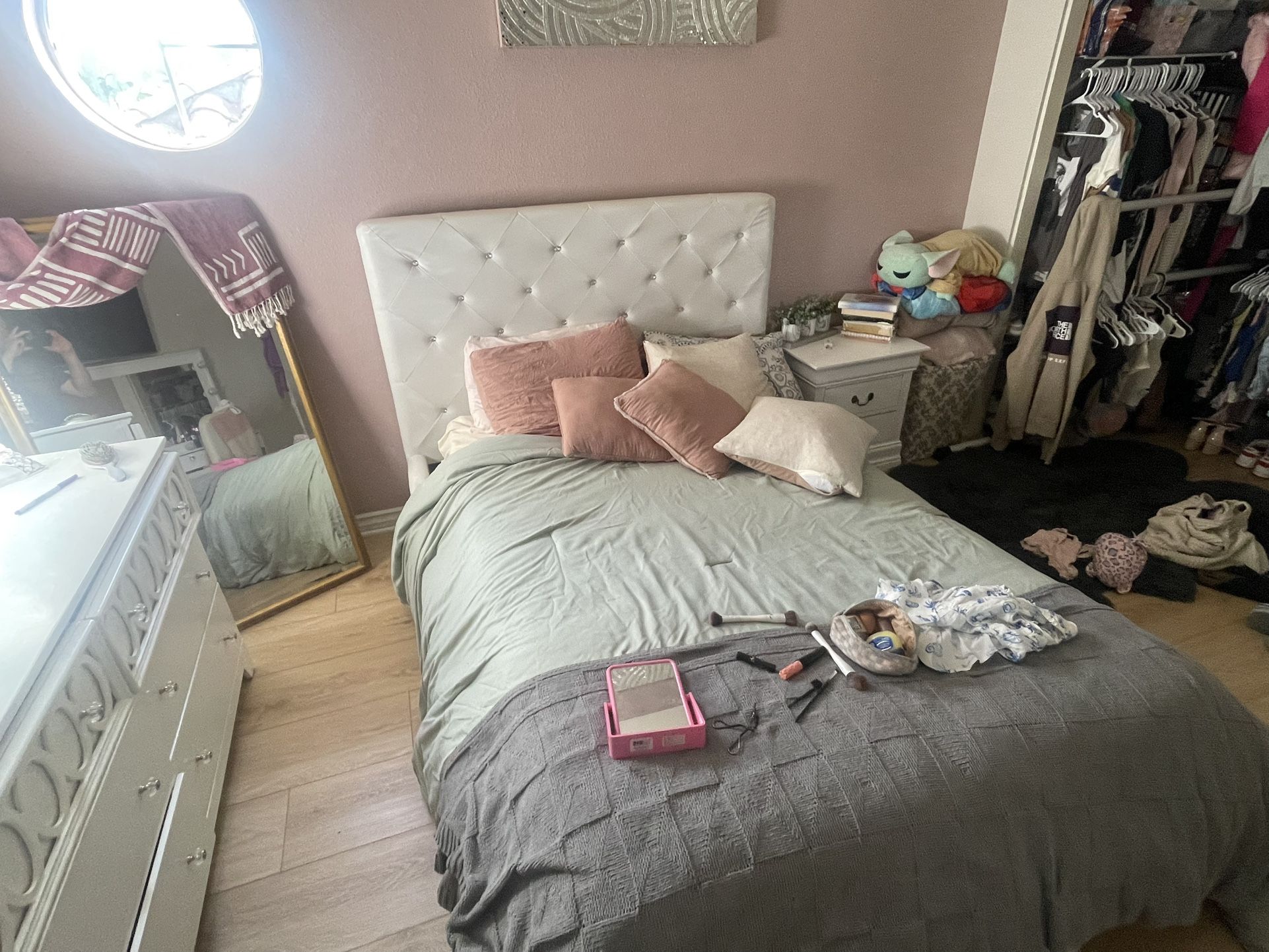 Full Bed Selling All That Shown In Picture No Mattress Included And Slabs Under Mattress Are Broke