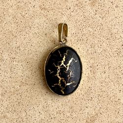 🖤 Beautiful, new old stock, vintage, black with gold tone, crackling pendant in gold tone setting
