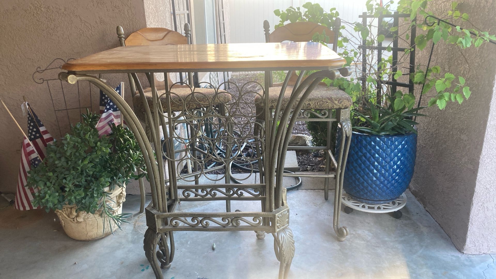 Hightop table and chairs