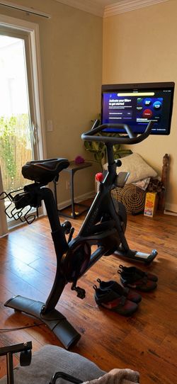 Peloton Bike+ (Swivel Screen) – Excellent Condition – Barely Used
