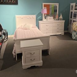 Twin Bed, Dresser, Mirror And Nightstand 