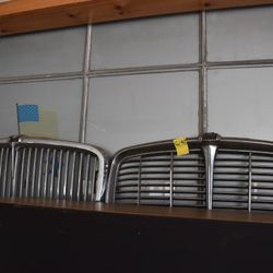2 Jaguar Xj6 grills