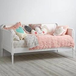 New White Wood Spindle Twin Size Daybed 