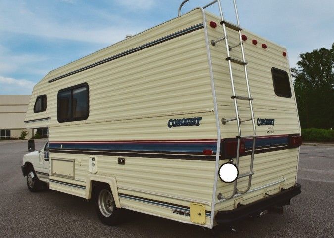 Photo Length 21 Sleep Capacity 6 Clean RV Toyota !!