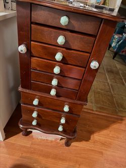 Jewelery cabinet