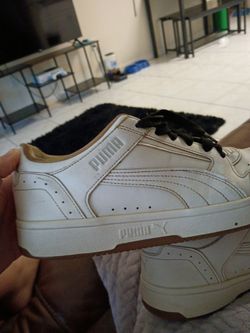 Whit puma's