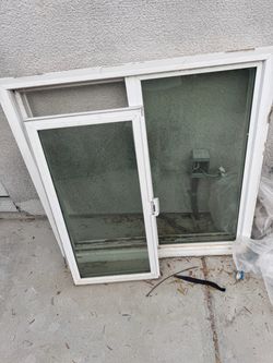 Beautiful window good condition 34” +5/8 x 34” $40
