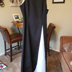 AVAILABLE.Eve/Ball/Formal/B&WGown/adult,size 12,by:Betsy&Adam,attchd UnderSlip/Tule,SleeveLess/Thin Straps/Back Zippe,Worn Once