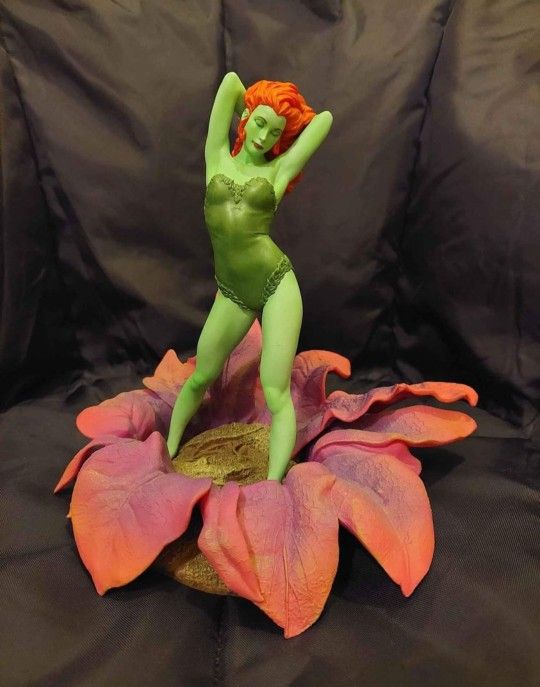 Diamond select toys poison ivy figure