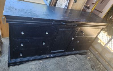 FREE!! BLACK DRESSER IN VAN NUYS!! HALLOWEEN!! FREE!!