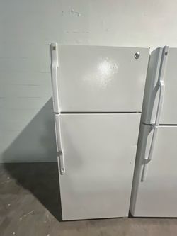 GE White Top-Freezer Refrigerator
