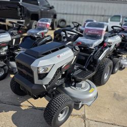 42 in 13.5 HP Series Briggs and Stratton Engine 6-Speed Manual Gas Riding Lawn Tractor Mower Like John Deer