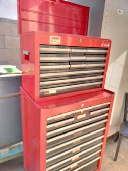 Craftsman tool box. 24 drawers. Good condition. Not ball bearing, No key. Some stickers. A little dusty. I can deliver for extra.