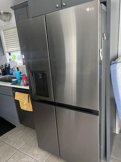 LG Refrigerator With Ice Maker