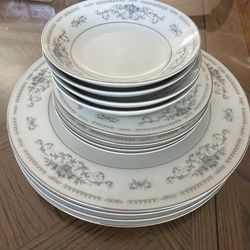 Vintage Diane Fine Porcelain China Japan – Blue Floral 12-Piece Set (4 Dinner Plates, 4 Salad Plates, 4 Bowls)