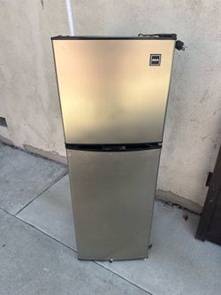 Mini fridge with freezer
