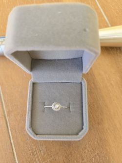 Brand New Solid 18K White Gold With Natural Diamonds Ring 