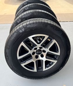 LIKE NEW SET 👍  Gmc Sierra Yukon Denali 20" Wheels and Newly Pirelli Tires  💯