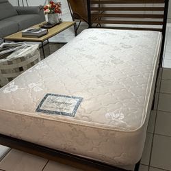 Twin Modern Metal & Bamboo Bed Frame + Mattress – Excellent Condition