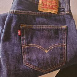 MEN'S 5O1 DEMIN BUTTON FLY LEVI'S 34W X 34L.  JUST LIKE NEW 