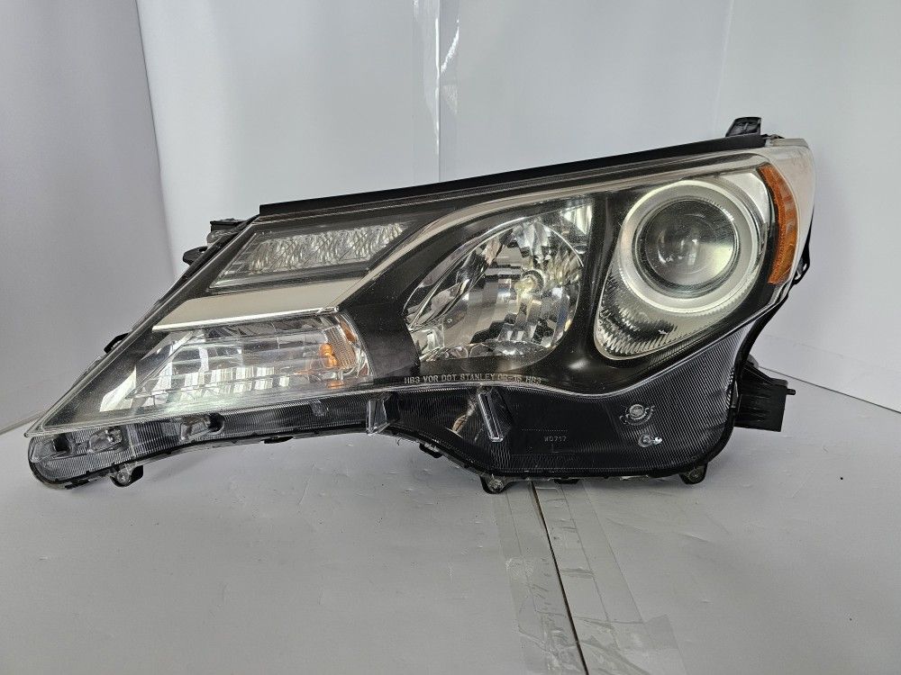 2019-2021 Use Toyota Rav-4 Right Passenger Side Halogen Headlight w/LED.