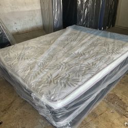 New queen mattress pillowtop and box springs 2PC.DELYVERY AVAILABLE 🚚⚡️🏡.