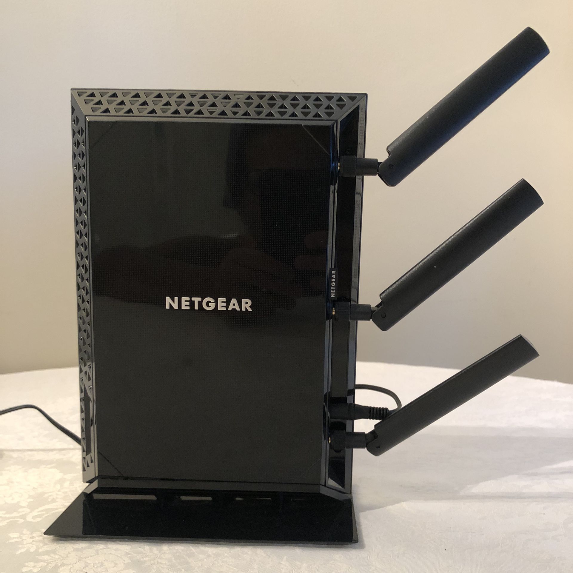 NETGEAR DESKTOP WI-FI RANGE EXTENDER EX7000-100NAR NIGHTHAWK AC1900 - LIGHTLY USED - EXCELLENT CONDITION