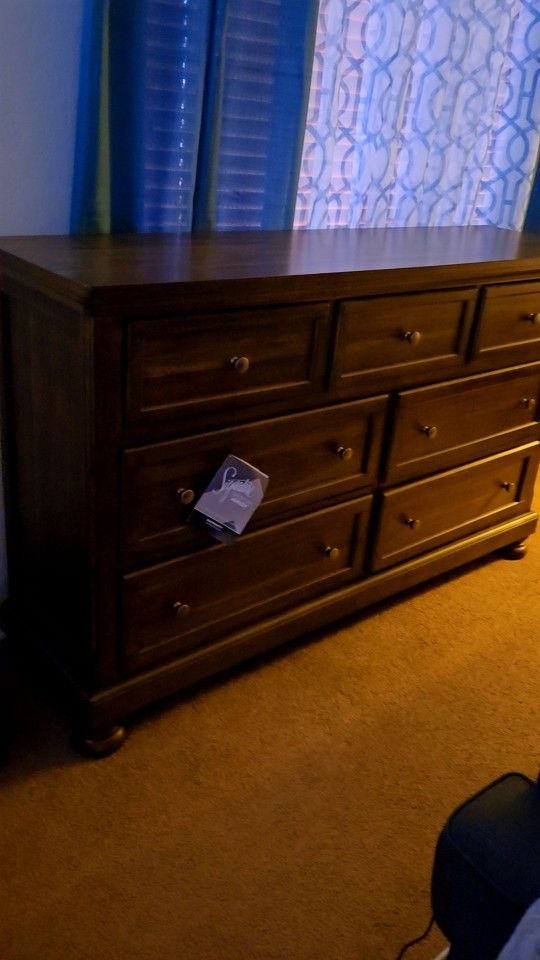 Dresser/ Chest Of Drawers 