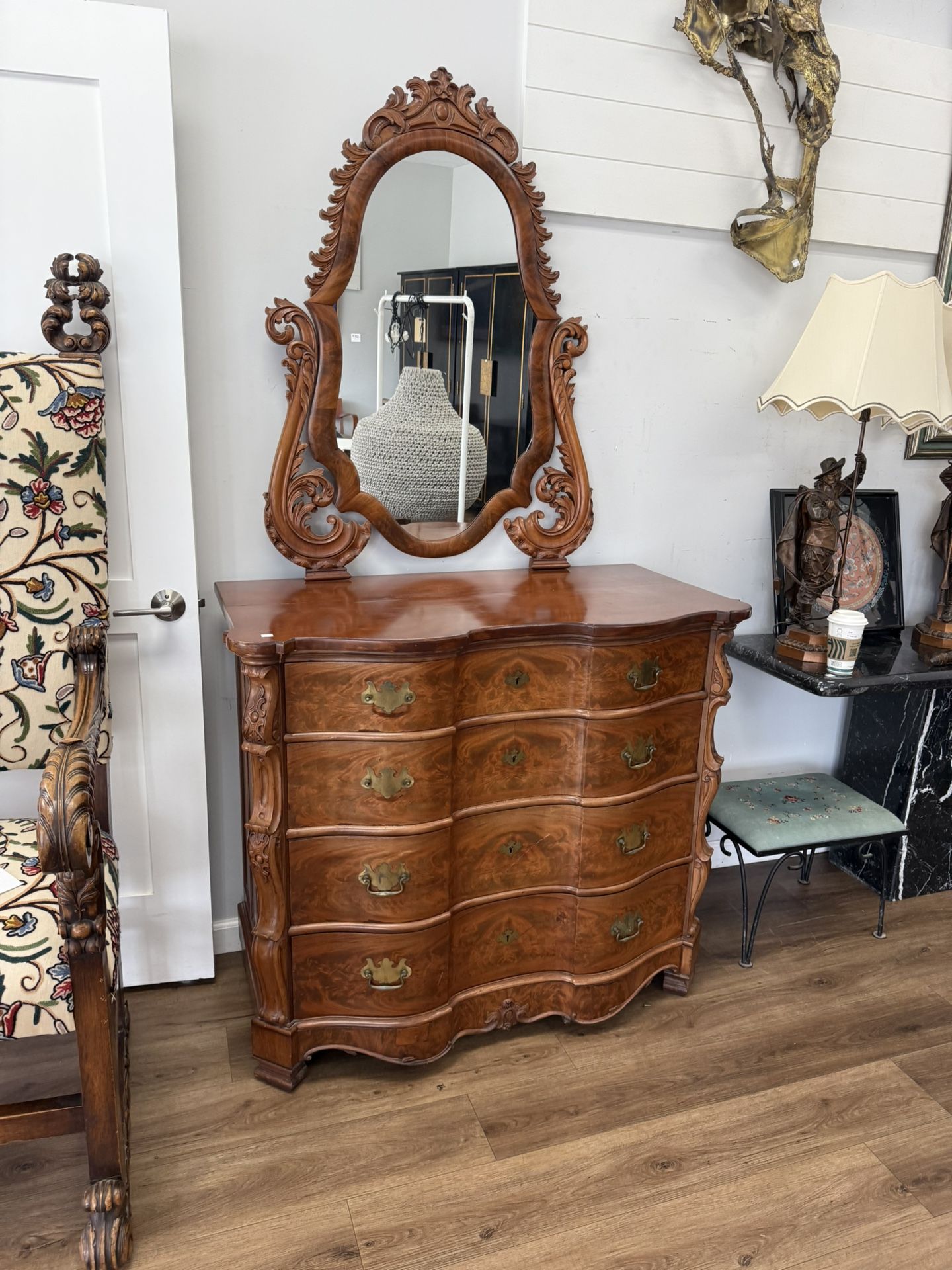 Ornate chest of drawers w/mirror