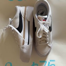 NIKE LEGACY COURT LIFT