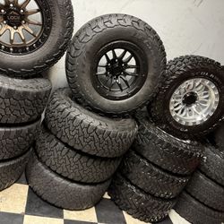 Vendo Set De Rines Nuevos 17x9 De Ancho De 6-139.7 Lugs Con Llantas 285/70/R17 