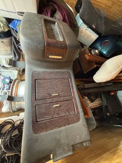 Center console 08 GMC Escalade