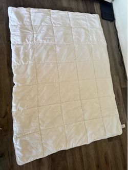 All season twin-size comforter