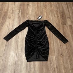 NWT Pretty Little Thing Velvet Dress Size 4 