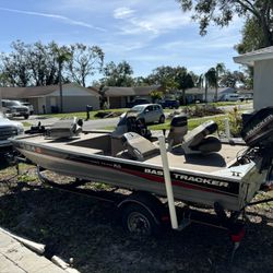 2005 Pro Bass Tracker, Brand new Batteries and Tire. Trolling Motor