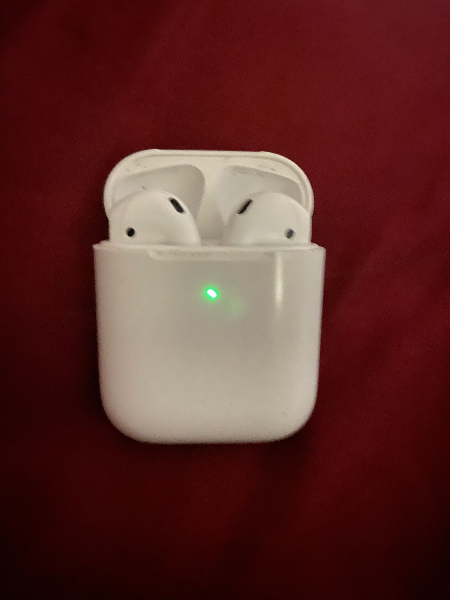 APPLE 2ND GEN AIRPODS (like new) CASE INCLUDED