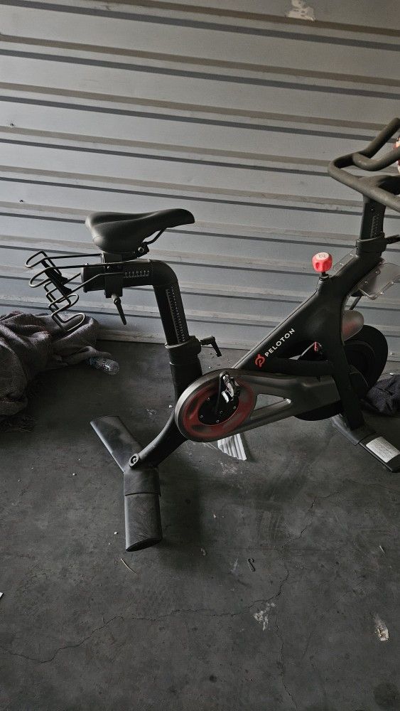 PELOTON EXERCISE BIKE 
