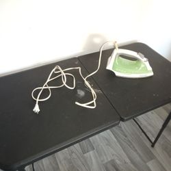 BLACK + DECKER Easy Steam Compact Iron