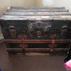 Vintage wooden trunk original condition