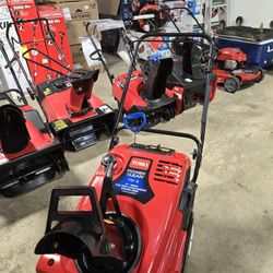 Toro power Clear 721E Snowblower 21"
212cc Engine 
Electric start  
Fully serviced 
Oil. Spark plug.
New paddles/scraper Bar installed 
$499