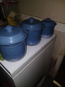 Beautiful canisters set of 3 with a beautiful Design