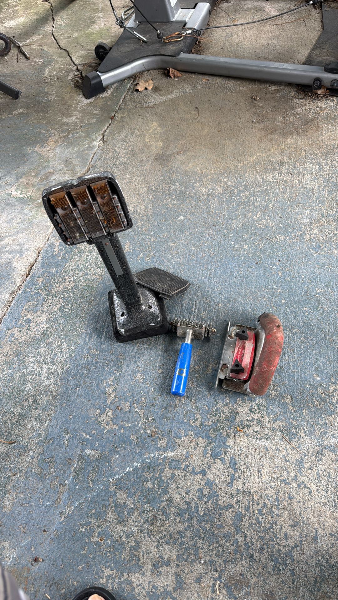 Carpet: Knee Kicker, Rake & trimmer.