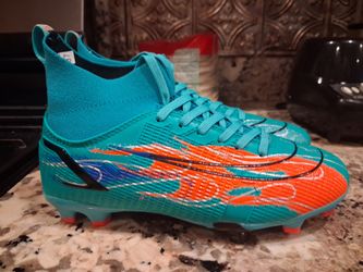 Soccer cleats us size 3.5y