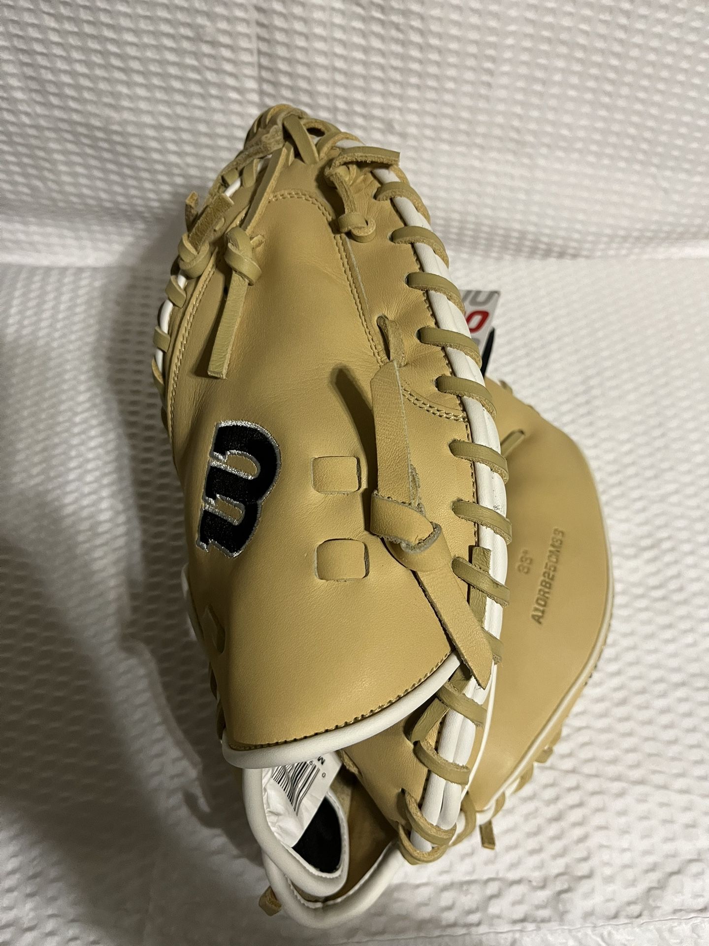 Wilson A1000 Beige/White/Black 33 Inch