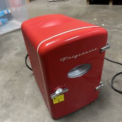 Frigidaire Retro Mini Fridge – 4L (Red)